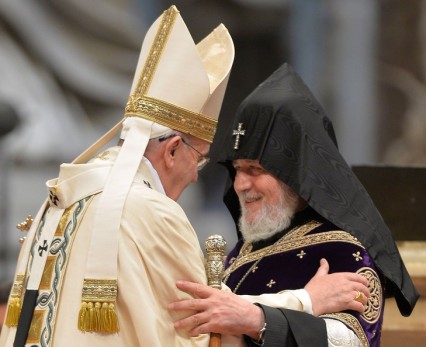 le-pape-francois-catholicos-armenien-karekine-ii-lors-celebration-dans-basilique-saint-pierre-rome-12-avril-2015_0_730_594
